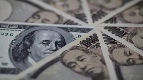 الدولار يتراجع عالميا مع تعهدات بنك الاحتياطي الفيدرالي التحفيزية لدعم الاقتصاد