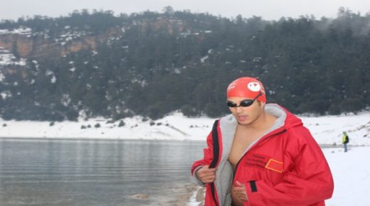 سباح مغربي يحطم رقما قياسيا في السباحة في المياه الجليدية