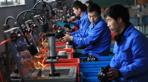 (AP)
GuestR-shapiro-030216-AP
--FILE--Chinese workers manufacture machinery at a factory in Wenzhou city, east China's Zhejiang province, 24 February 2016. The Caixin General China Manufacturing Purchasing Managers' Index (PMI), an indicator of manufacturing activity, fell to 48 in February from 48.4 in January, a private survey showed Tuesday (1 March 2016). The reading was the lowest in five months, according to the survey conducted by financial information service provider Markit and sponsored by Caixin Media Co. Ltd. A reading above 50 indicates expansion, while a reading below 50 represents contraction.