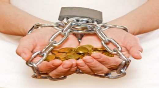 ثلث العائلات المغربية غارقة في الديون