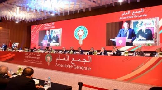 لاعبو منتخب 86 يدخلون المكتب الجامعي
