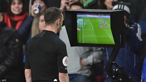 غريب… حكم جزائري يستعين بهاتف لإلغاء هدف بدوري المحترفين