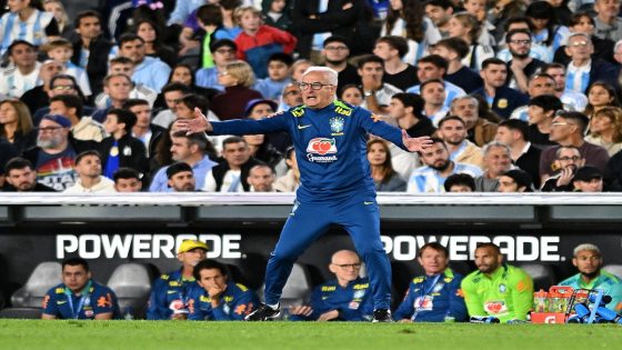 إقالة مدرب المنتخب البرازيلي بعد الهزيمة المذلة أمام الأرجنتين
