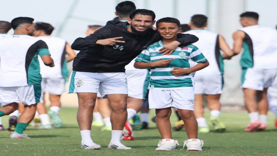 بالصور .. الرجاء تحتفل بالطفل الذي قبل شعار الرجاء على حافلة الفريق